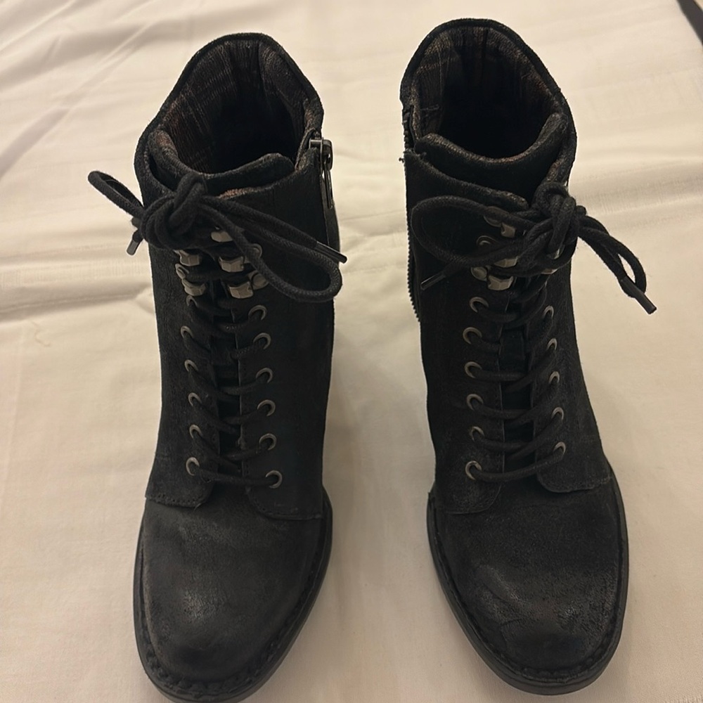 Born Gosford lace-up ankle boots. Size 6. Like new condition.